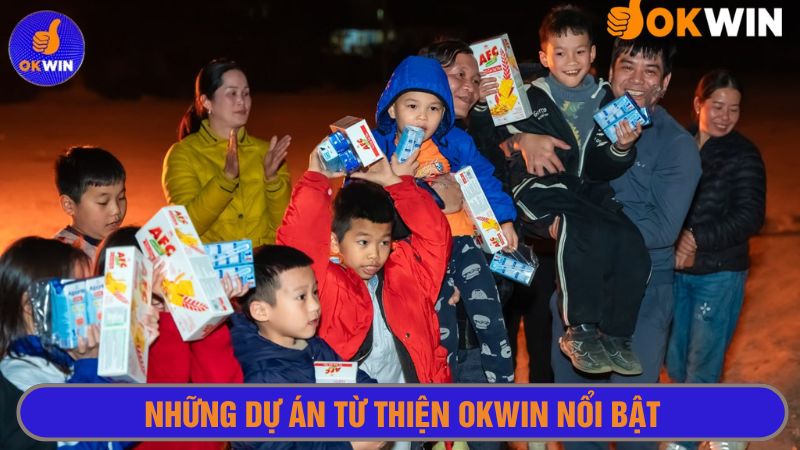 Đoàn tình nguyện trao quà tặng cho các em học sinh 